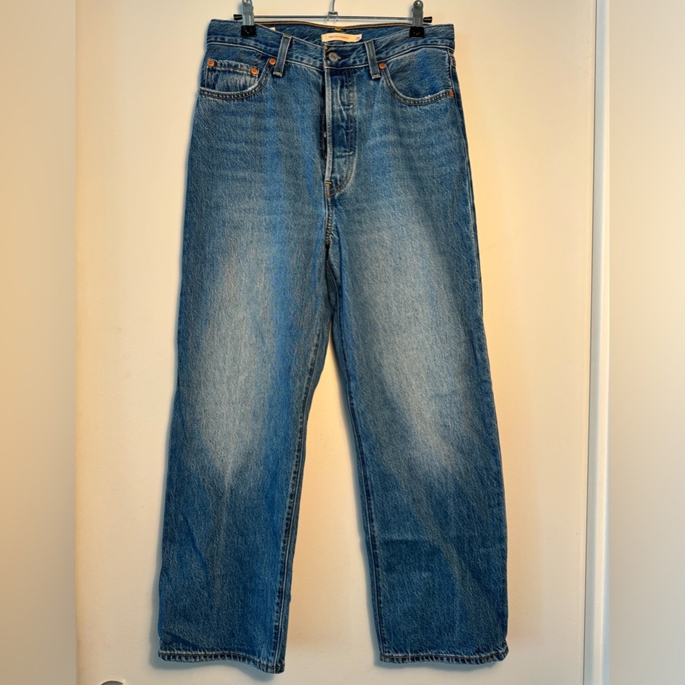 Levi’s Medium Wash Ribcage Straight Jeans